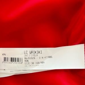 This is a LCWIKI blazer in color red❤️ fits M and also L size ( loose fit )